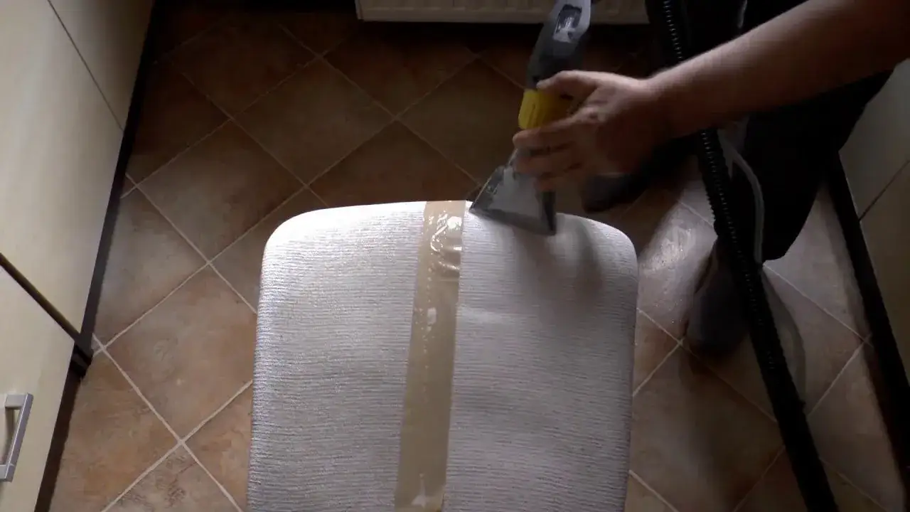 przygotowanie krzesła do czyszczenia odkurzanie test tapicerki