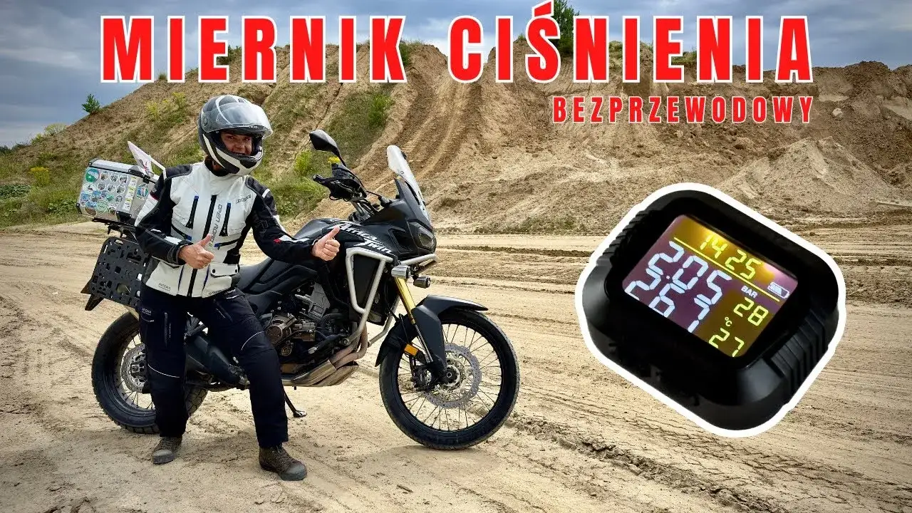 motocyklista sprawdza ciśnienie w oponach