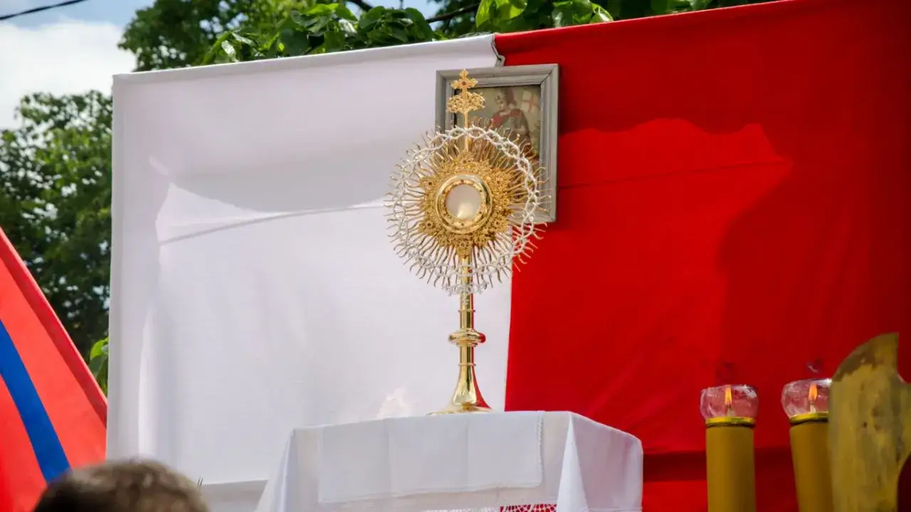 Zdjęcie Jak zbudować ołtarz na Boże Ciało - proste kroki i materiały