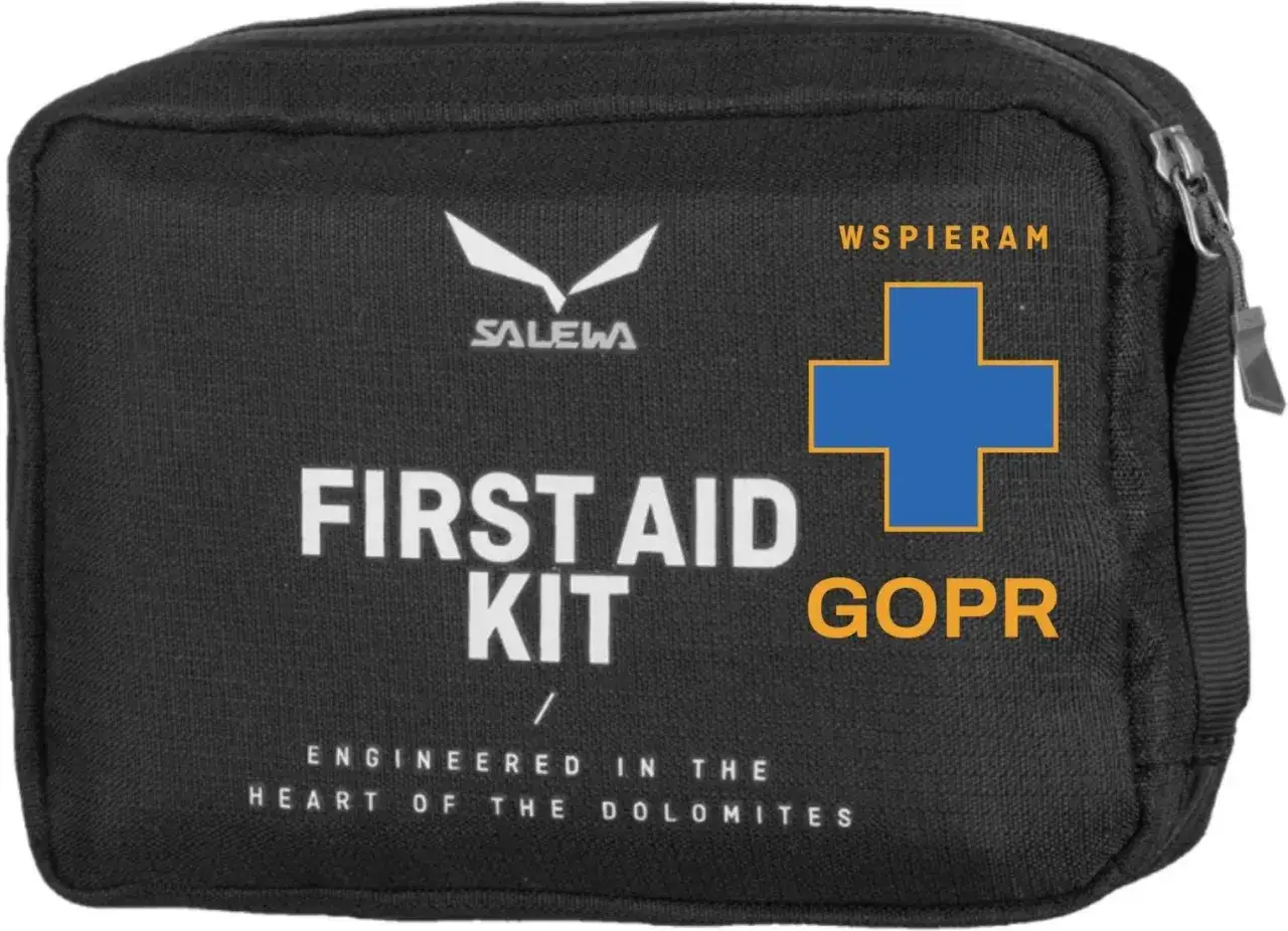 Czarna apteczka w góry Salewa z napisem 