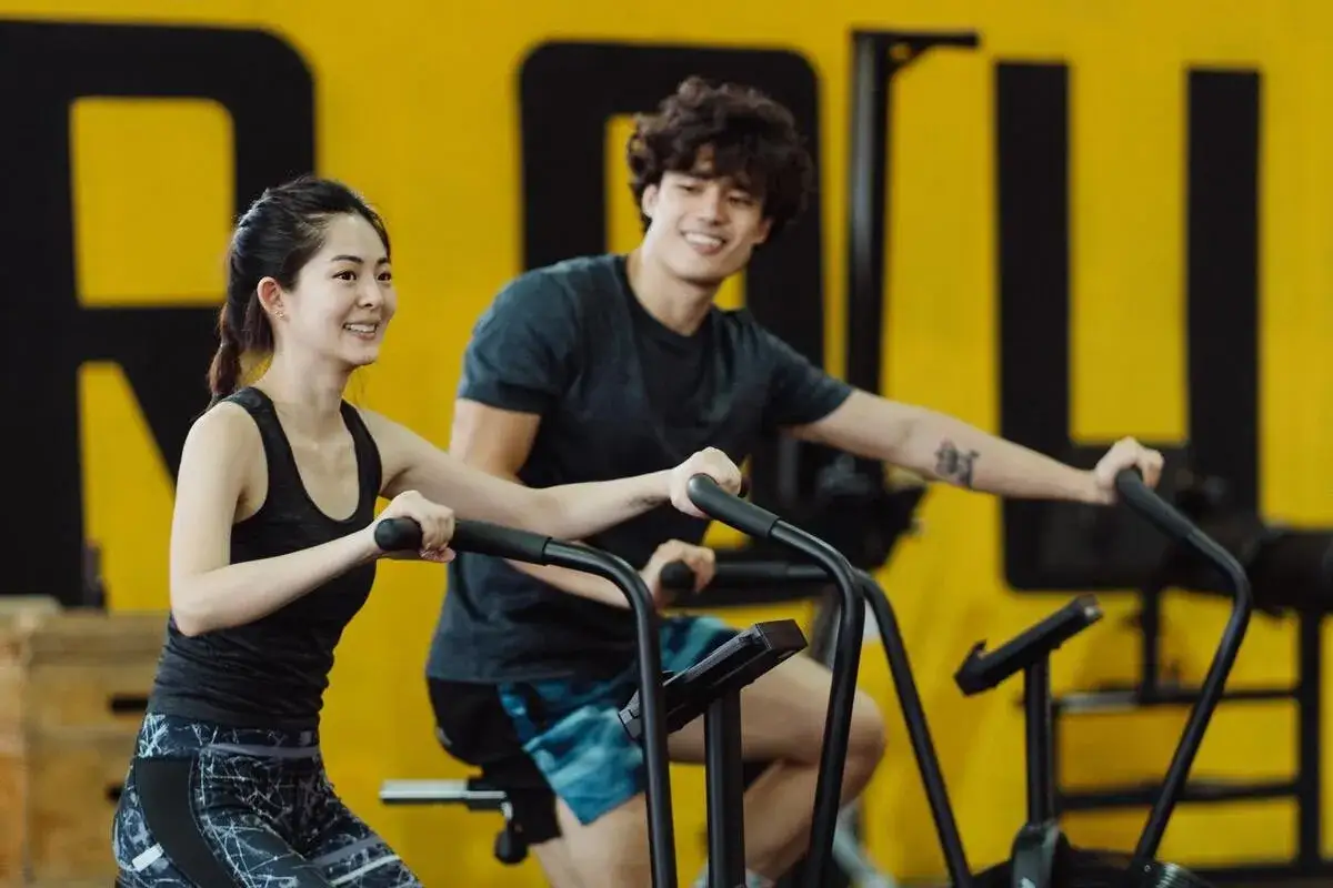 Para ćwiczy na rowerach stacjonarnych. Sprawdź, jaki powinien być puls podczas jazdy na rowerze stacjonarnym, by trening był efektywny.