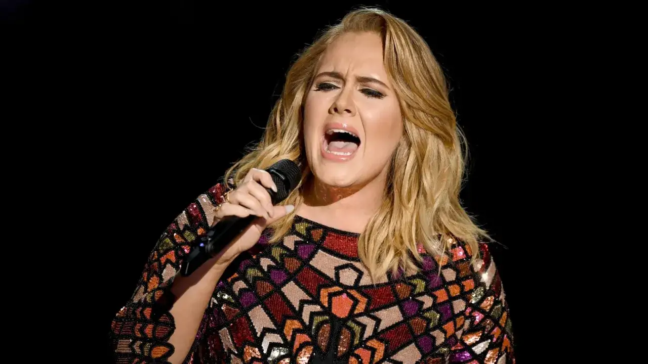 Brytyjska piosenkarka Adele śpiewa 