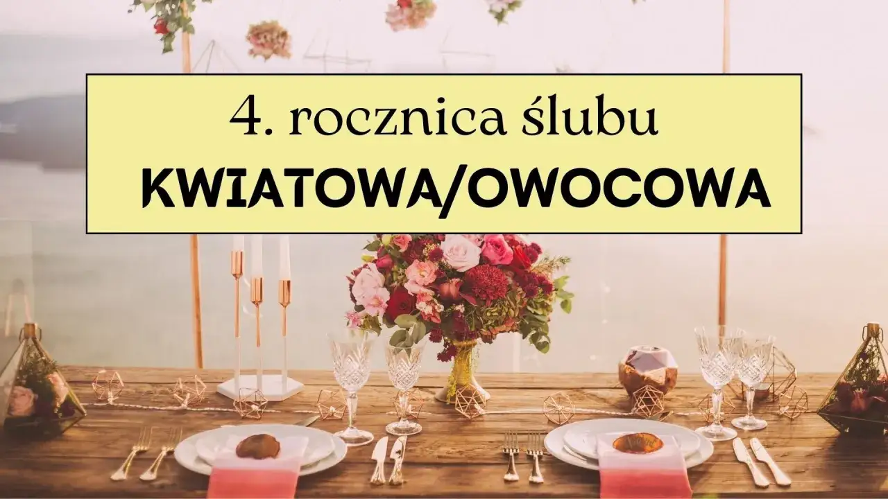 4. rocznica ślubu: kwiatowa/owocowa. Uroczysty stół z bukietem róż i świecami, idealny na świętowanie miłości.