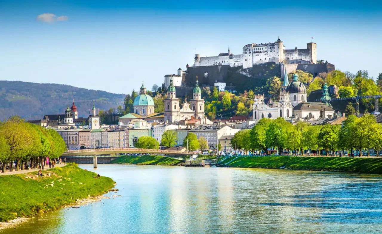 Widok na Salzburg z rzeką i twierdzą. Piękne krajobrazy Austrii, ale ceny mogą zaskoczyć.
