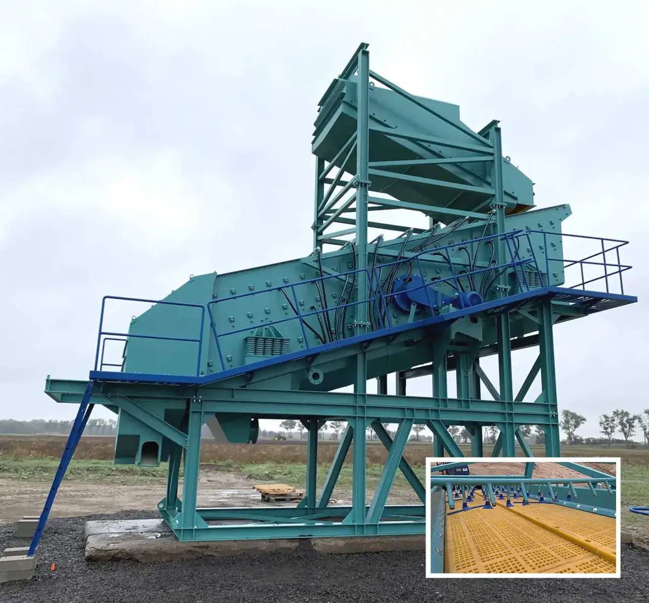 Proces przesiewania kruszywa na sortowniku