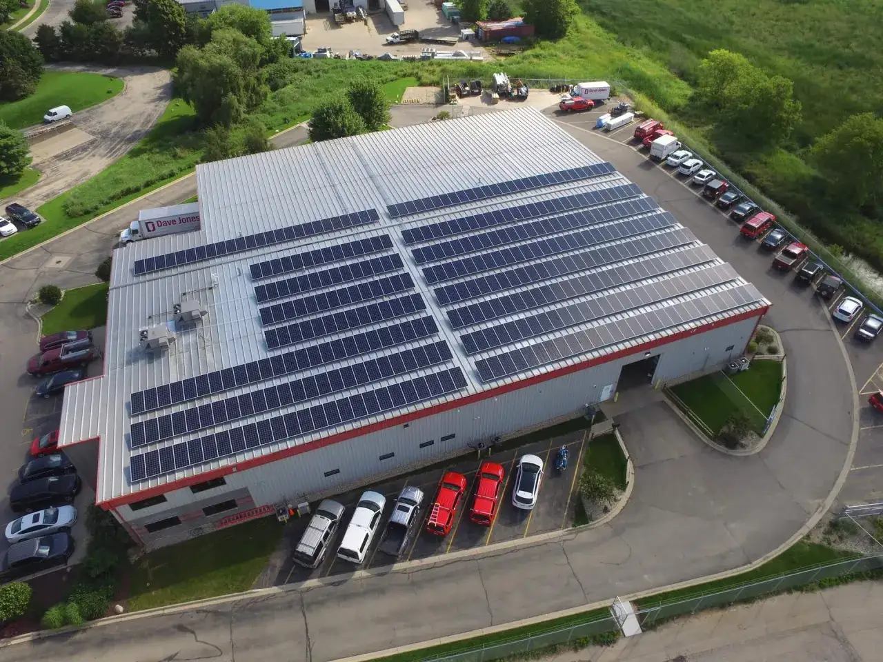 Duży dach z panelami fotowoltaicznymi, idealny dla firm szukających dotacji na zieloną energię.
