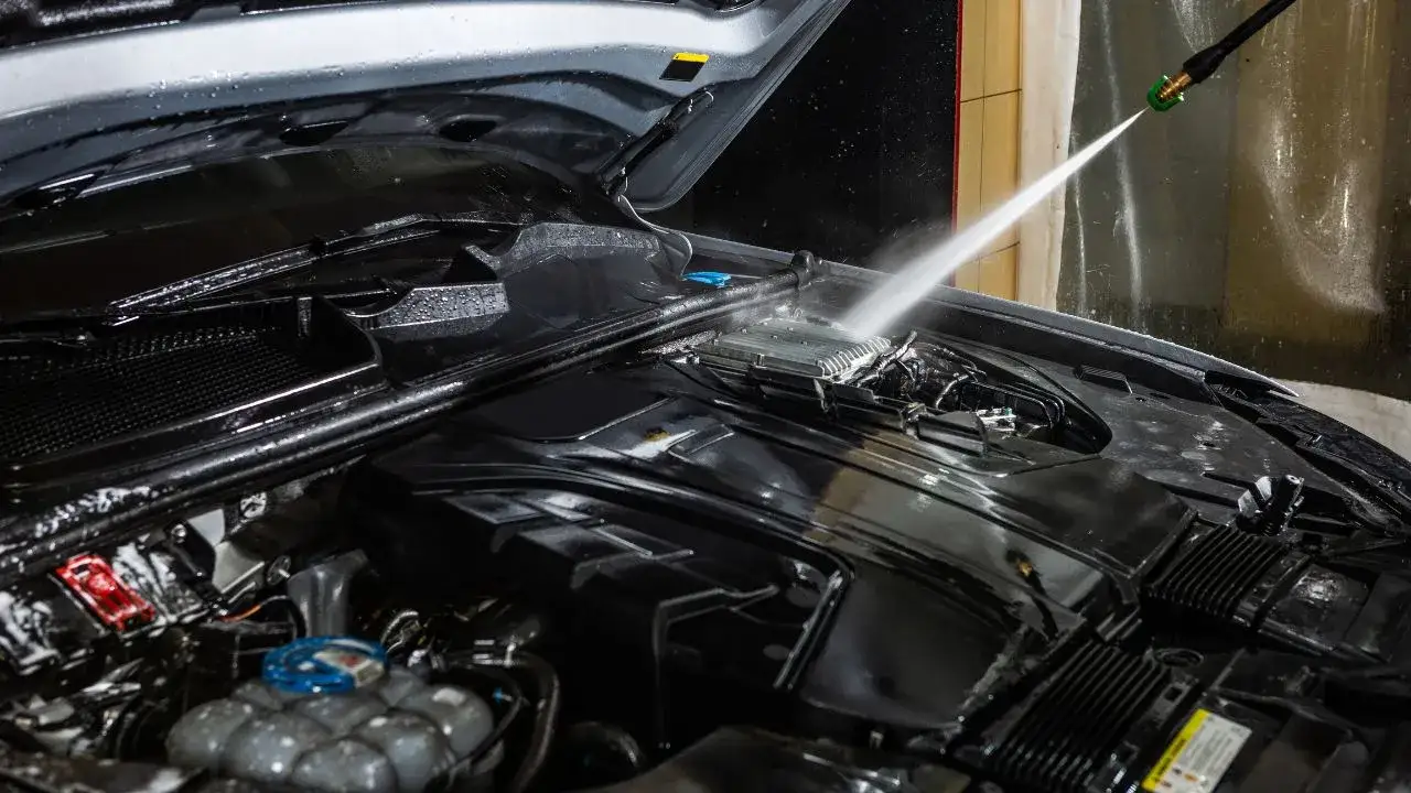 profesjonalne czyszczenie komory silnika detailing