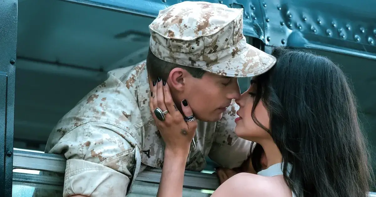 para zakochanych żołnierz i dziewczyna w stylu filmowym