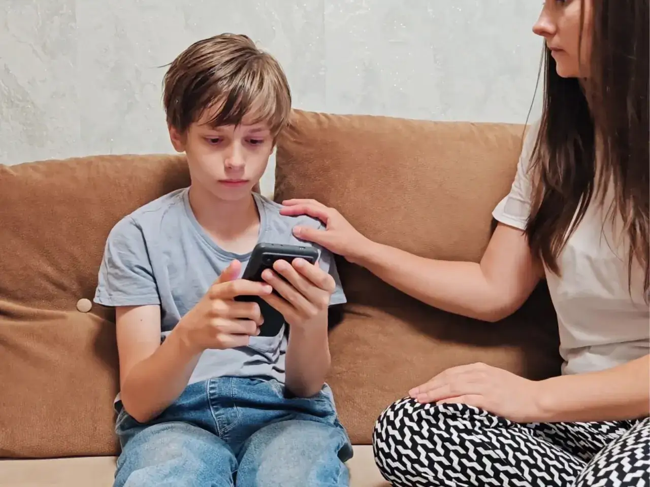 Rodzic kontrolujący telefon dziecka