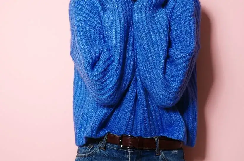 granatowy sweter stylizacje klasyczne kolory spodni