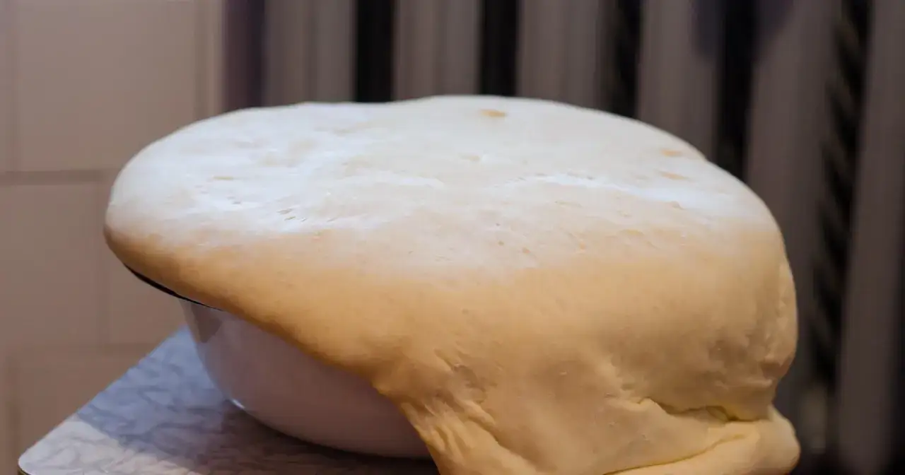 Ciasto na chleb nie rośnie? Sprawdź temperaturę i świeżość drożdży. Ta masa wygląda na gotową do pieczenia, ale jeśli masz problem, warto wiedzieć, co zrobić, gdy ciasto na chleb nie rośnie.