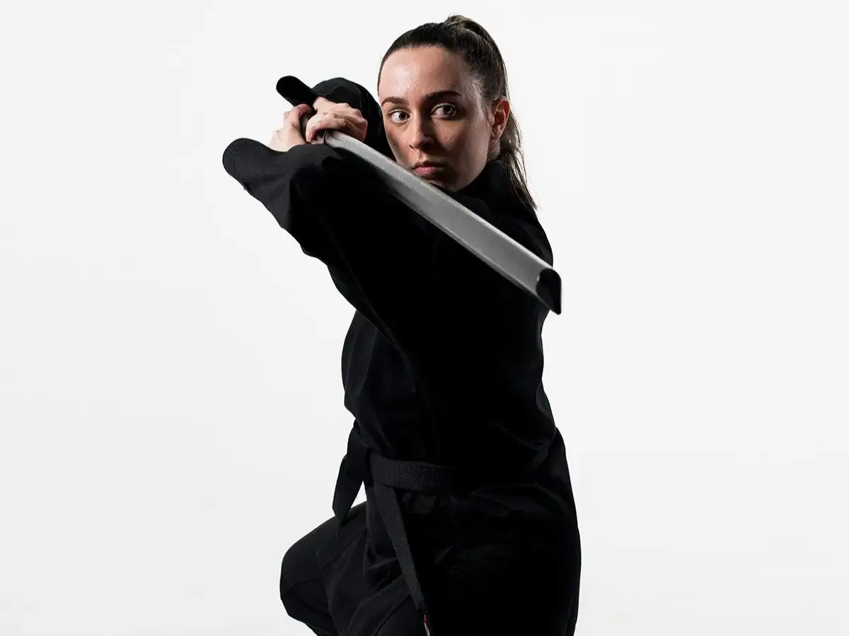 Dynamiczne sceny walki z różnych filmów o sztuk walki