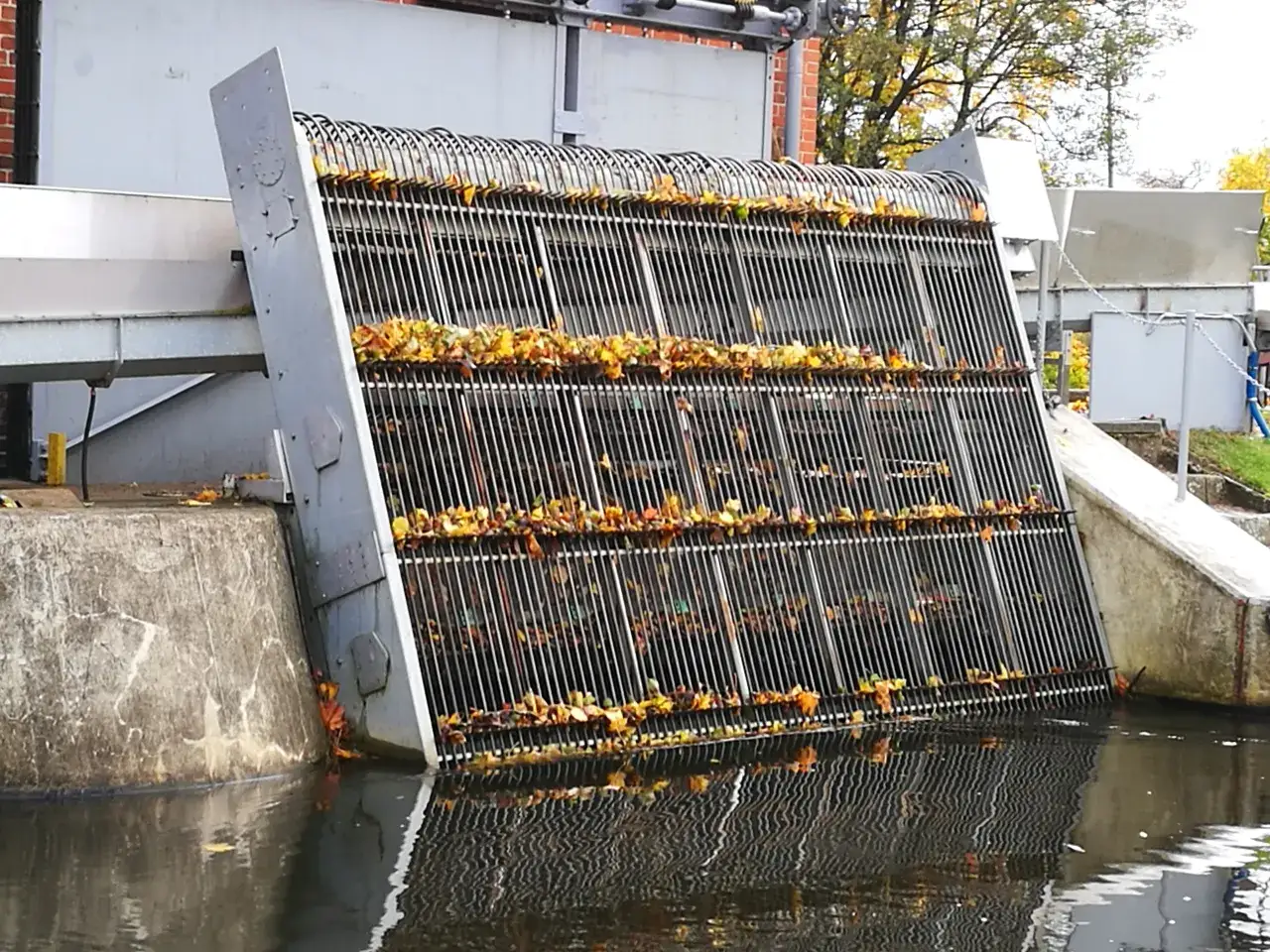 Oczyszczanie mechaniczne ściek&oacute;w kraty