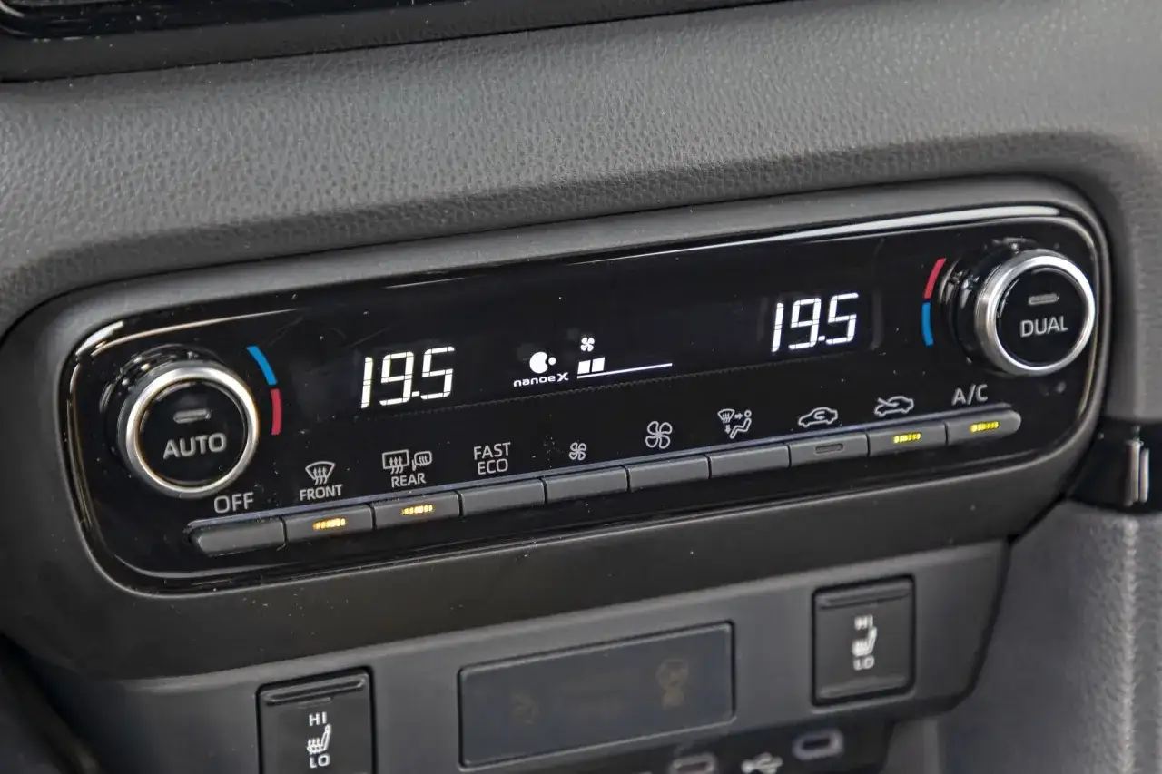 Panel klimatyzacji Toyota Yaris. Jak włączyć chłodzenie? Ustaw temperaturę 19.5&deg;C, włącz A/C i wybierz tryb AUTO lub FAST ECO.