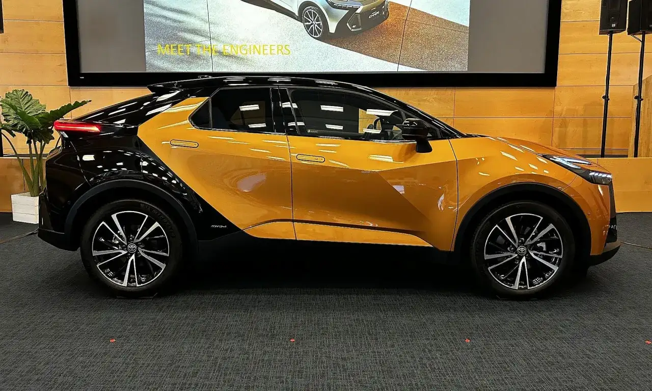 Nowa Toyota C-HR w dwukolorowym malowaniu, ż&oacute;łto-czarnym. Zastanawiasz się, ile kosztuje nowa Toyota C-HR?