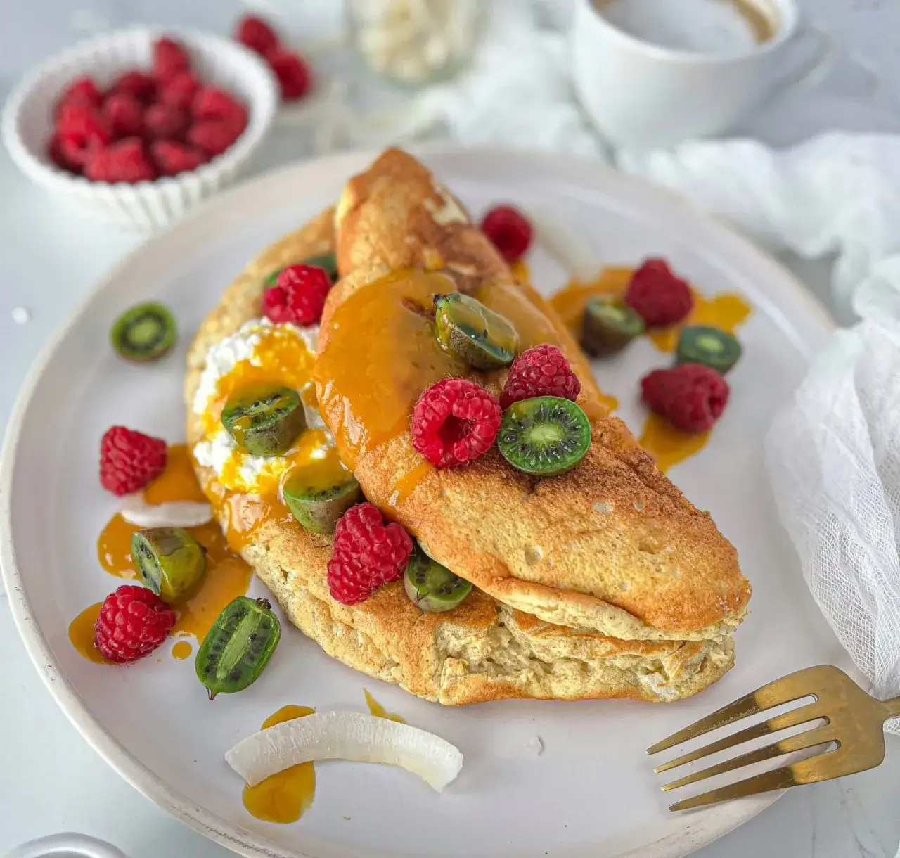 Puszysty omlet na słodko z owocami