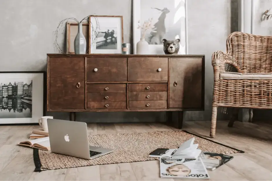 Zdjęcie Co powiesić nad komodą w salonie? Inspiracje i pomysły na dekoracje