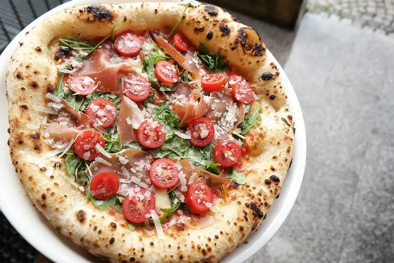 pizza neapolitańska piec opalany drewnem Jelenia G&oacute;ra