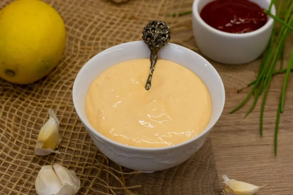 Składniki na domowy sos czosnkowy lub sriracha-mayo