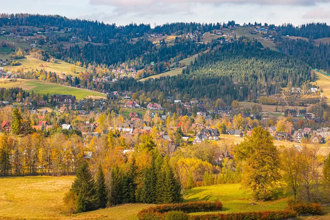 Jesienne krajobrazy Zakopanego, pełne kolorowych drzew i urokliwych domów, zapraszają do odkrywania jego atrakcji.