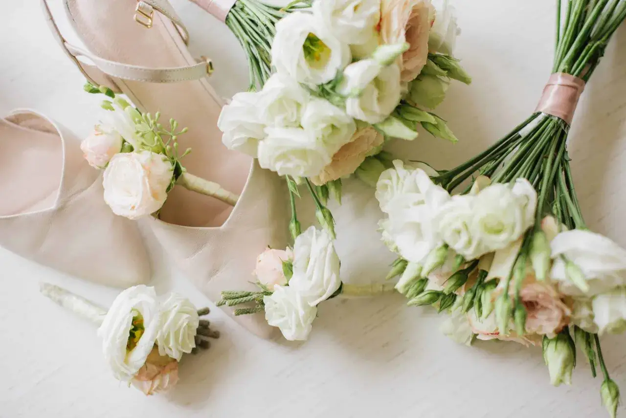 Eleganckie buty i mały bukiet do ślubu cywilnego. Delikatne r&oacute;że i białe kwiaty tworzą subtelną kompozycję.