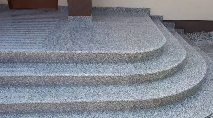 Rodzaje wykończeń granitu na schody zewnętrzne (płomieniowany, groszkowany, szczotkowany)