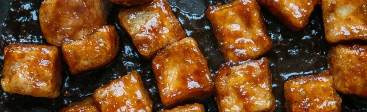 wędzone tofu w kostkach na patelni