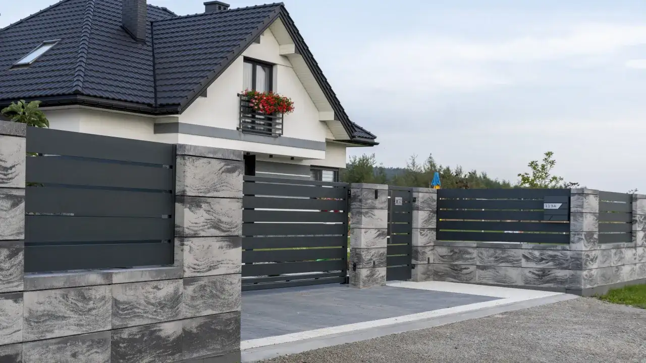 Myjka ciśnieniowa czyszcząca płot betonowy