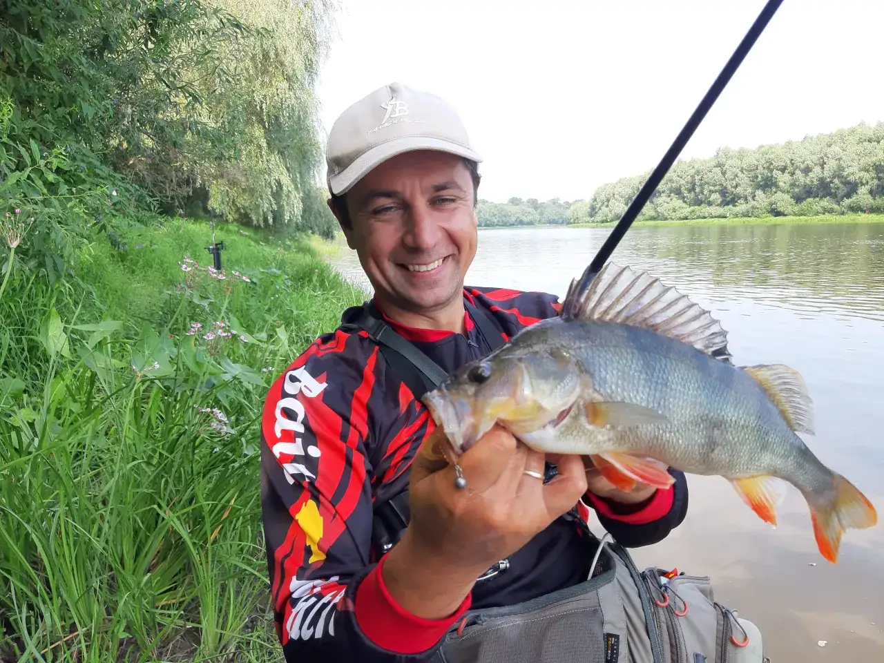 wędkarz popełniający błędy w łowieniu okoni