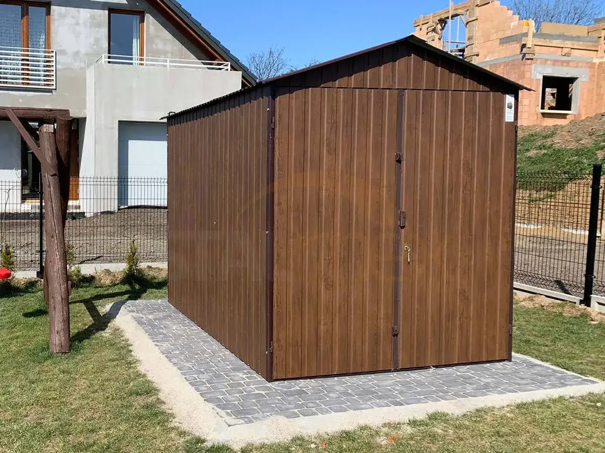 Solidna wylewka pod domek narzędziowy z kostki brukowej, gotowa na przechowywanie narzędzi ogrodowych.