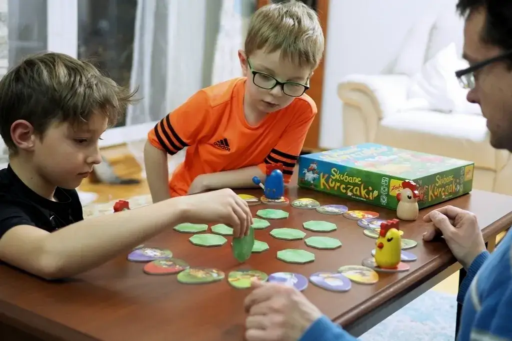 dzieci grające w planszówki 3-5 lat