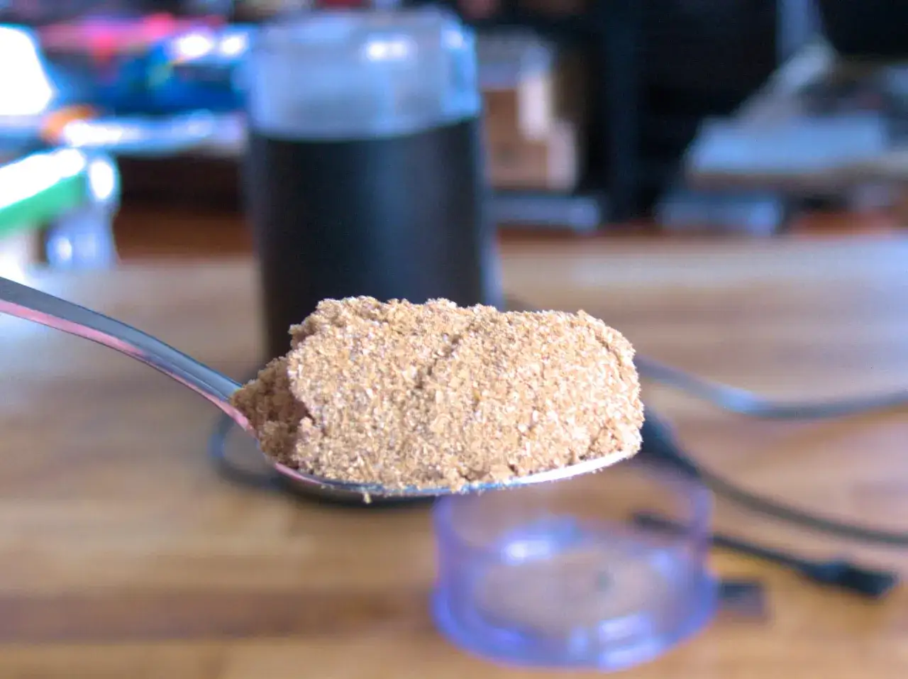 Łyżeczka z przyprawą złocisty kurczak, gotowa do nadania potrawie wyjątkowego smaku.