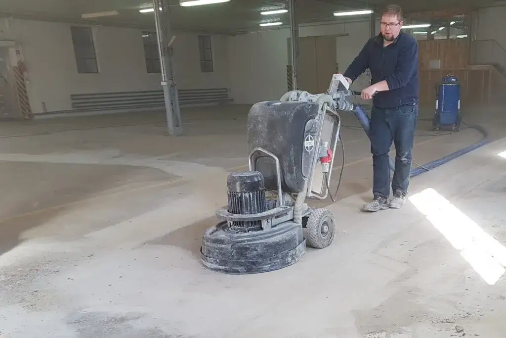 szlifowanie betonu samodzielnie vs firma