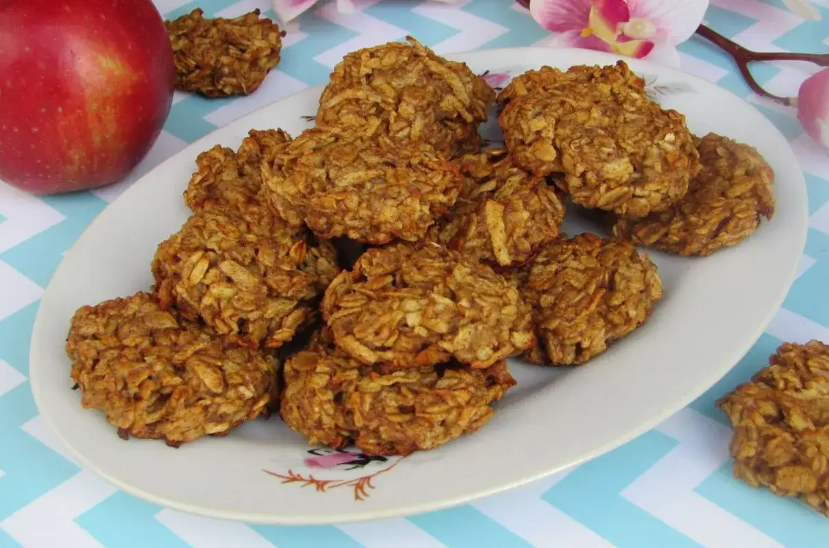 domowe ciastka owsiane na talerzu