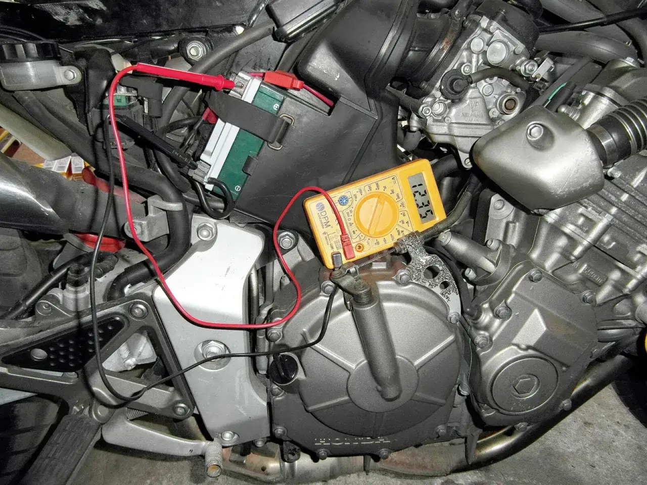 uszkodzony regulator napięcia alternatora objawy