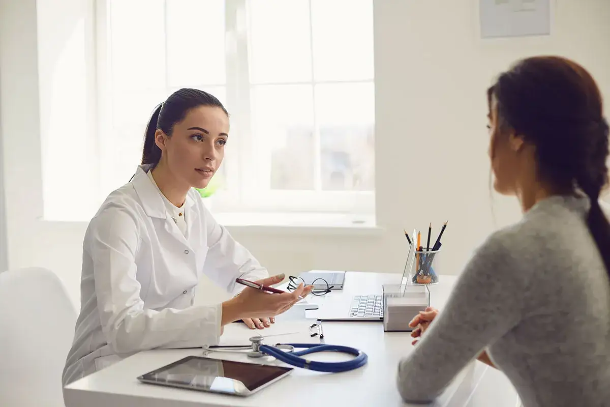 Pacjent rozmawiający z neurologiem