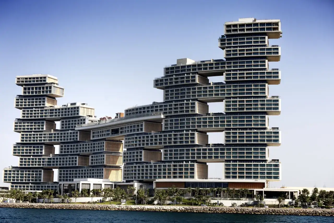 Imponujący, kaskadowy hotel w Dubaju, prawdopodobnie najdroższy hotel w Dubaju, z widokiem na morze i palmami.