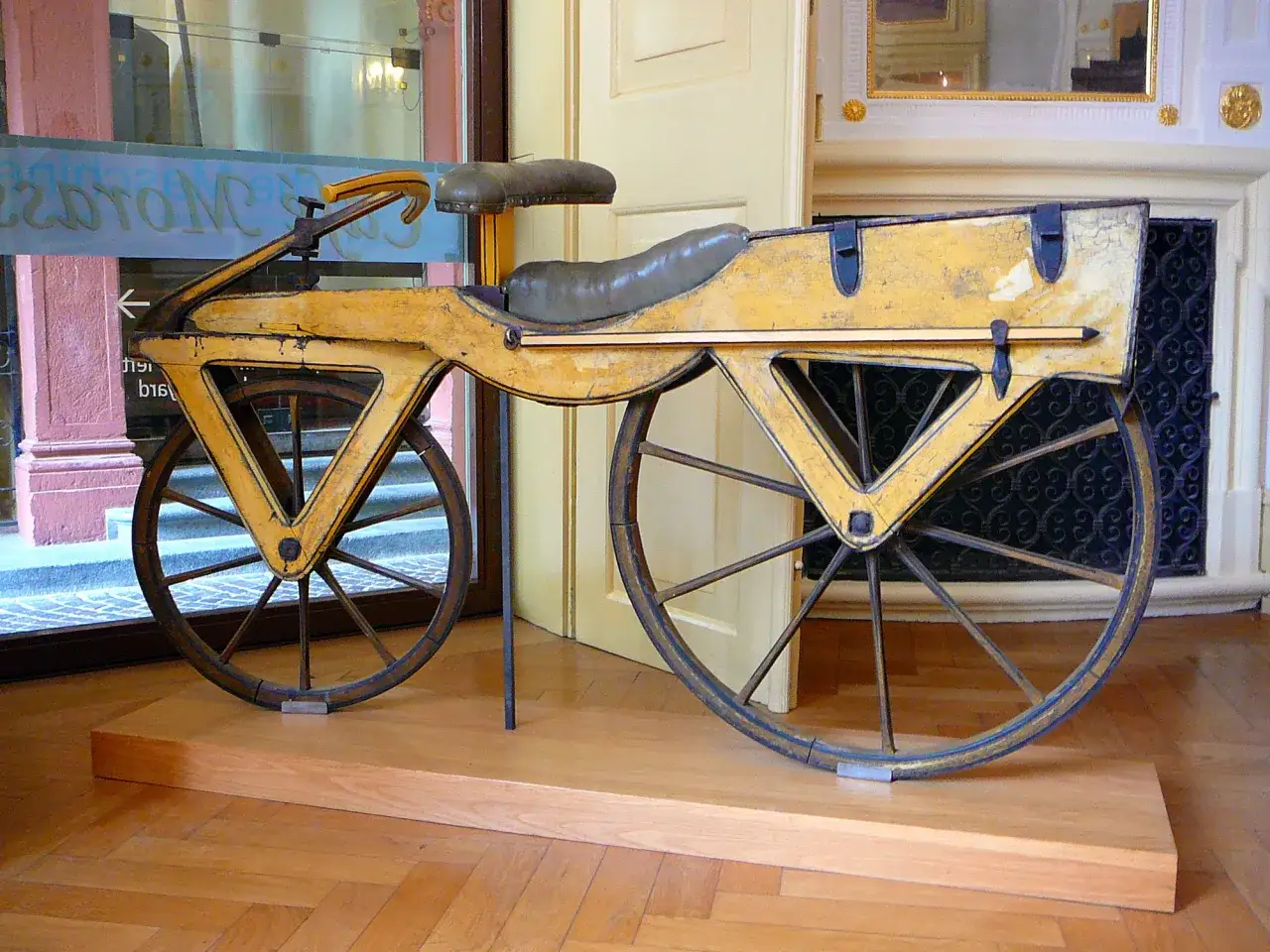 Drewniany pojazd z dwoma kołami, prototyp, który zapoczątkował erę rowerów. Kto wynalazł pierwszy rower? To właśnie ten wynalazek.