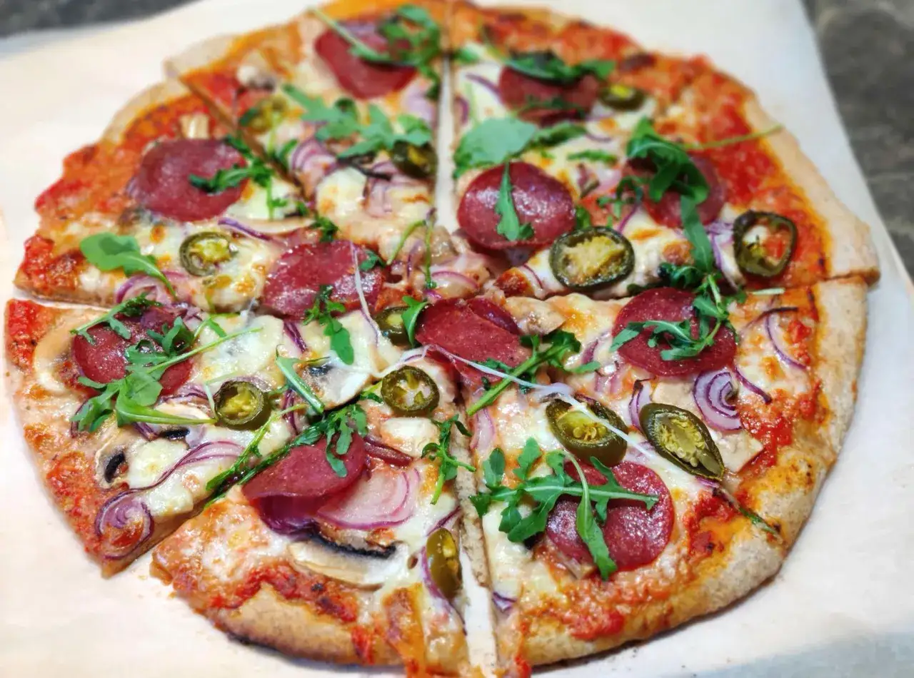 Pizza z salami i klasycznymi dodatkami