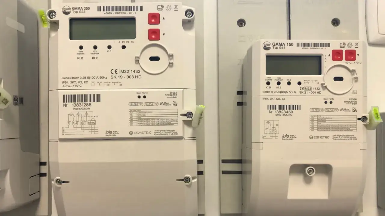 Dwa liczniki energii elektrycznej, jeden GAMA 350, drugi GAMA 150. Oba z wyświetlaczami, przyciskami i oznaczeniami technicznymi.