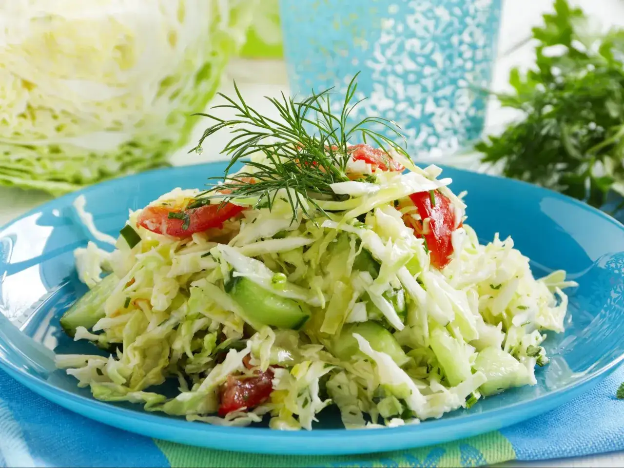 Świeża mizeria z pomidorami i ogórkiem, udekorowana koperkiem. Idealny dodatek do ryby, czyż nie?