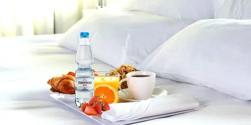 Woda powitalna w pokoju hotelowym