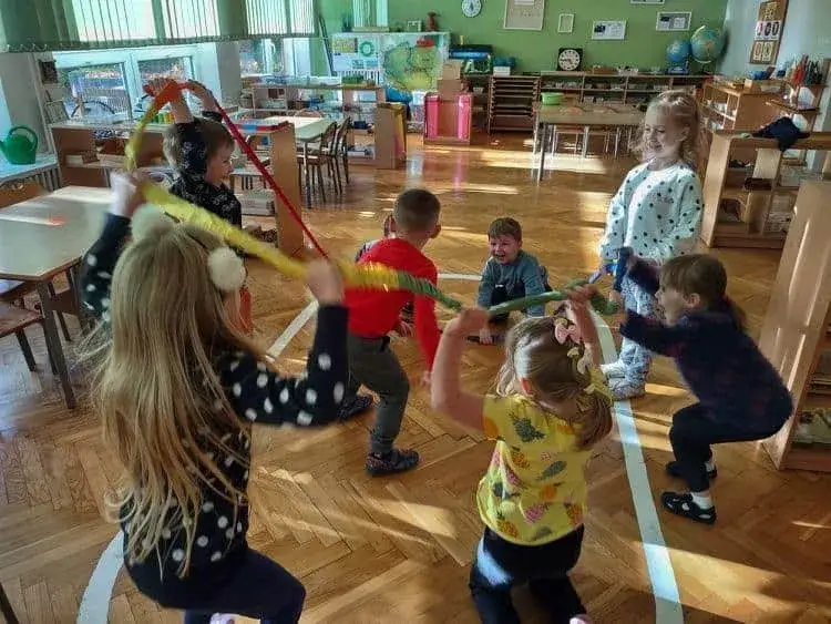 dzieci bawiące się gumą sensoryczną w grupie