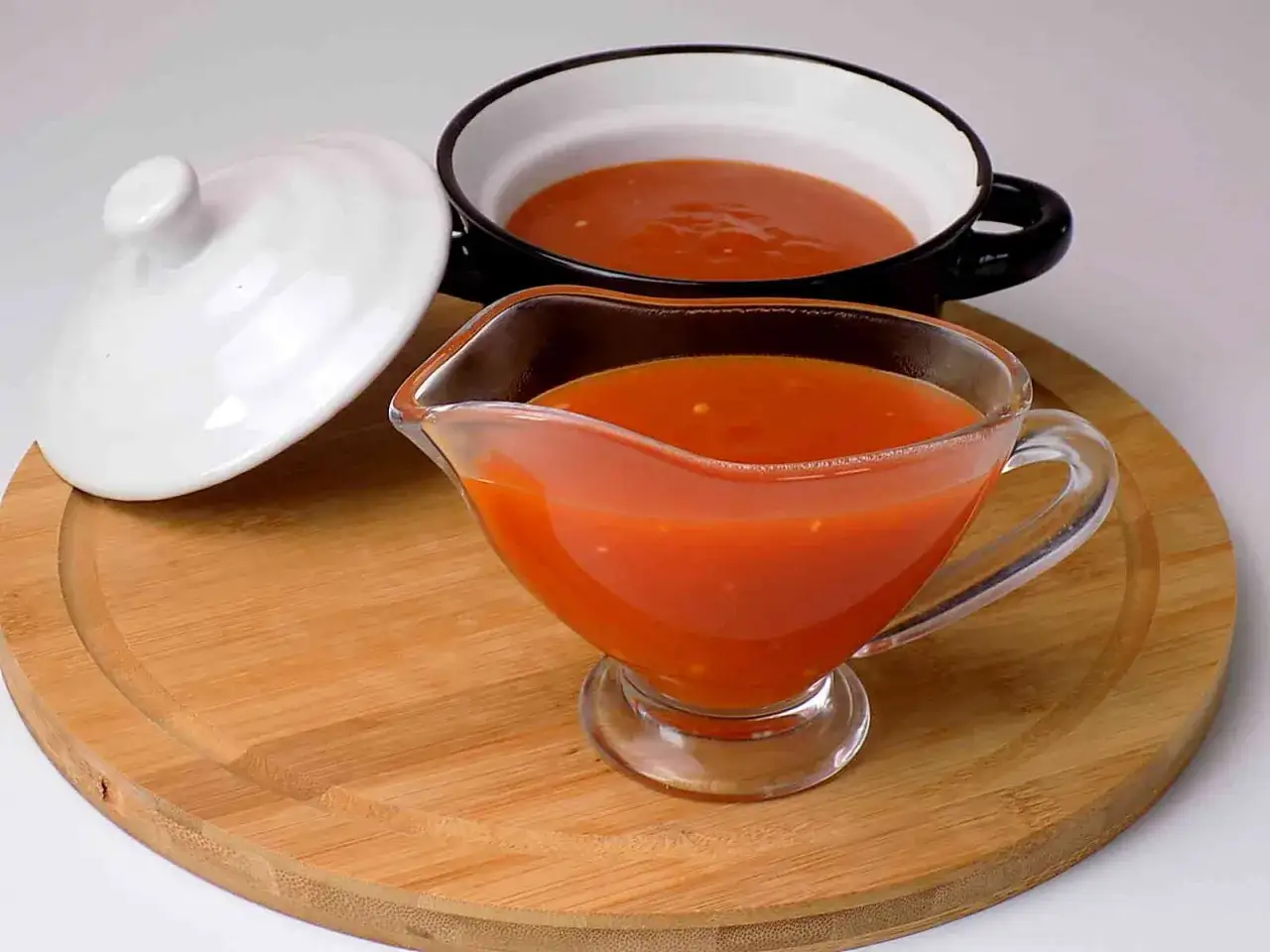 Gotowy sos słodko-kwaśny w sosjerce i miseczce. Idealny dodatek do dań, który łatwo zrobić samemu.