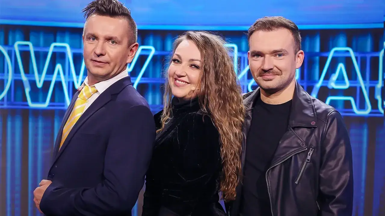 Trzech artystów kabaretowych: mężczyzna w garniturze i żółtym krawacie, kobieta w czarnym welurowym golfie i mężczyzna w czarnej ramonesce. Oto kto występuje w kabarecie Jurki.