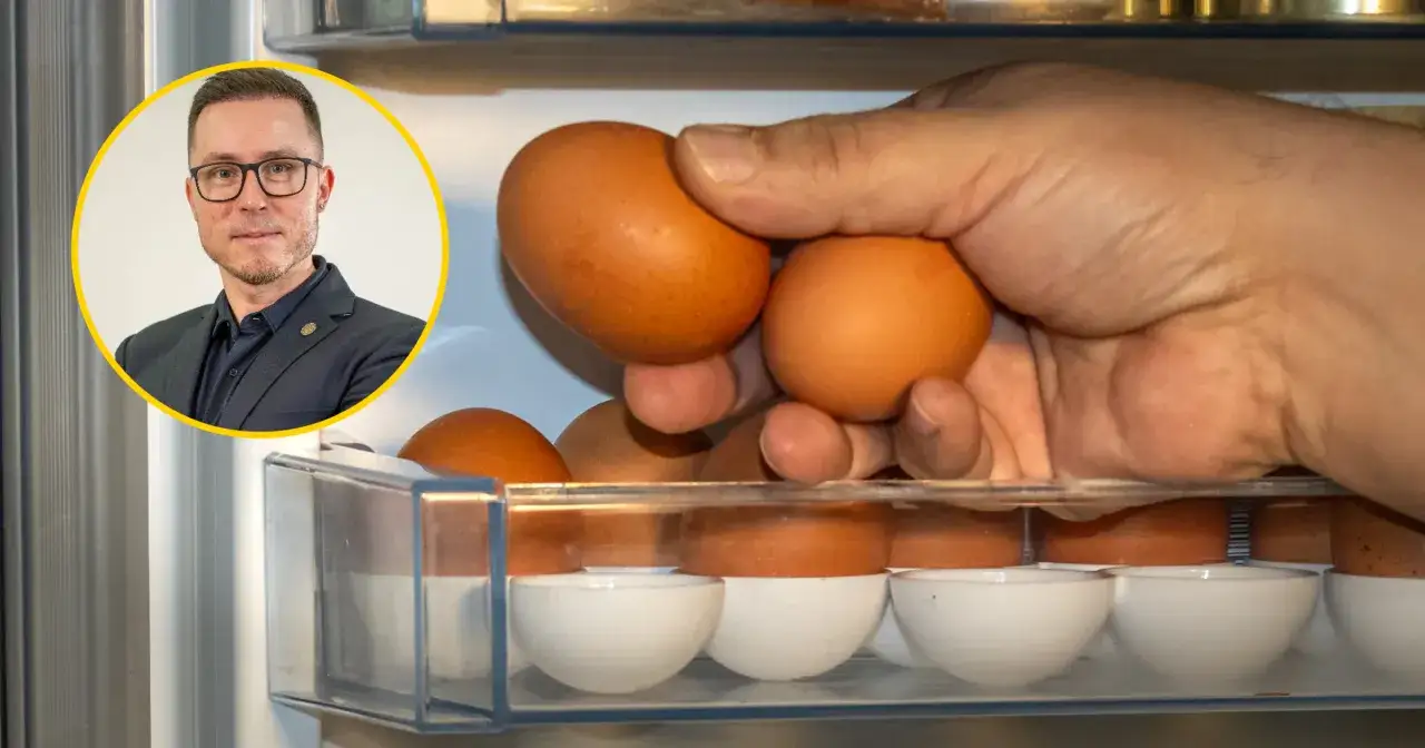 Mężczyzna z okularami w okręgu zastanawia się, ile można jesc jajek, gdy sięga po kolejne z lodówki.