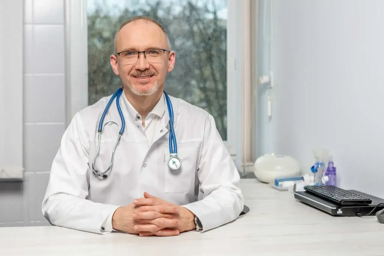 Lekarz alergolog przepisuje leki
