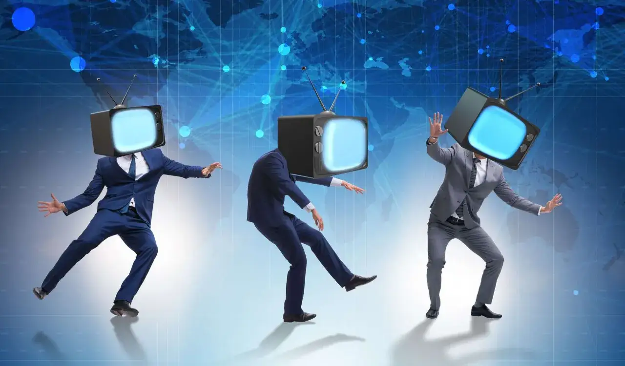 Trzech mężczyzn w garniturach z telewizorami zamiast gł&oacute;w, tańczy w rytm nls uwodzenie.