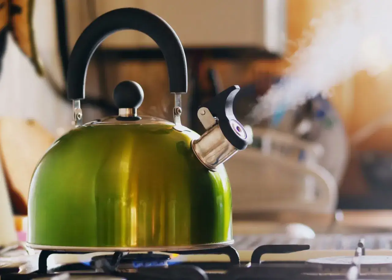 gotowanie wody w czajniku