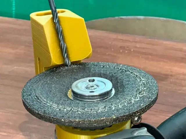 Ostrzałka elektryczna do wierteł vs przystawka do szlifierki